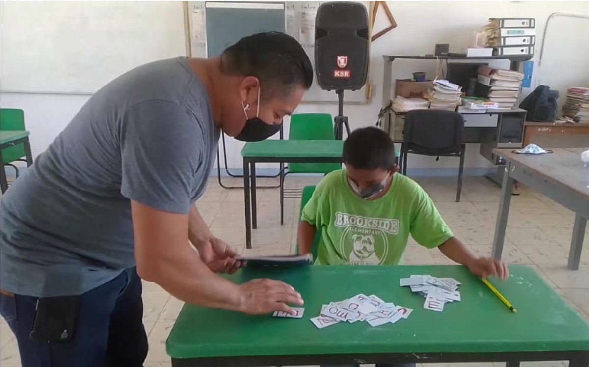 Elías con su profesor. (Especial)