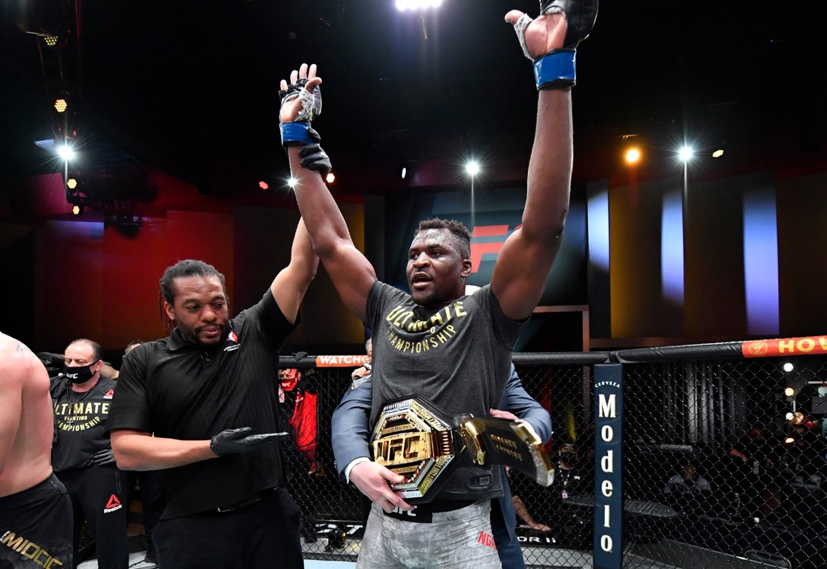 Francis Ngannou es nuevo campeón del peso completo de UFC