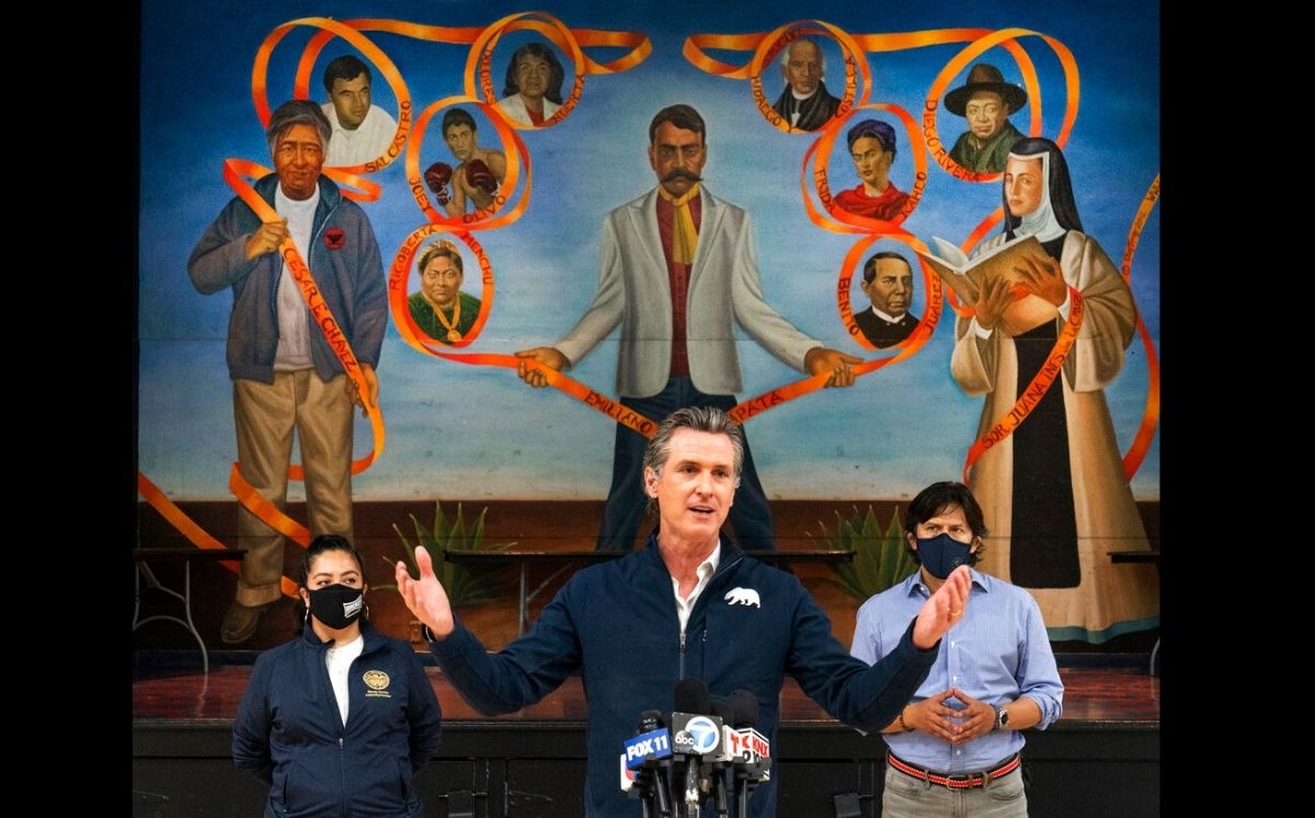Gavin Newsom dando un discurso en el Centro Recreativo Ramona Gardens en Los Ángeles, California el 21 de febrero de 2021. (AP Foto/Damian Dovarganes,