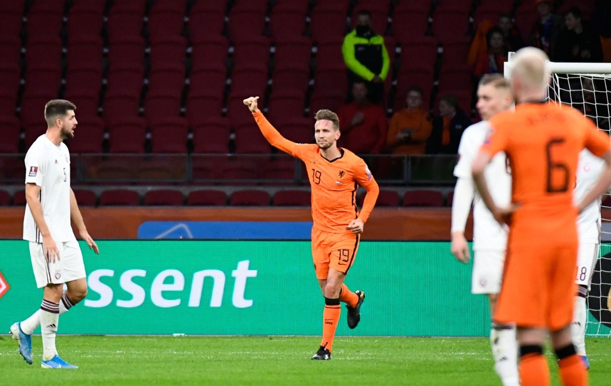 Holanda vence a Letonia (Reuters)