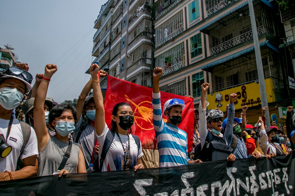 Los manifestantes piden el regreso de la democracia a Birmania. (AFP)