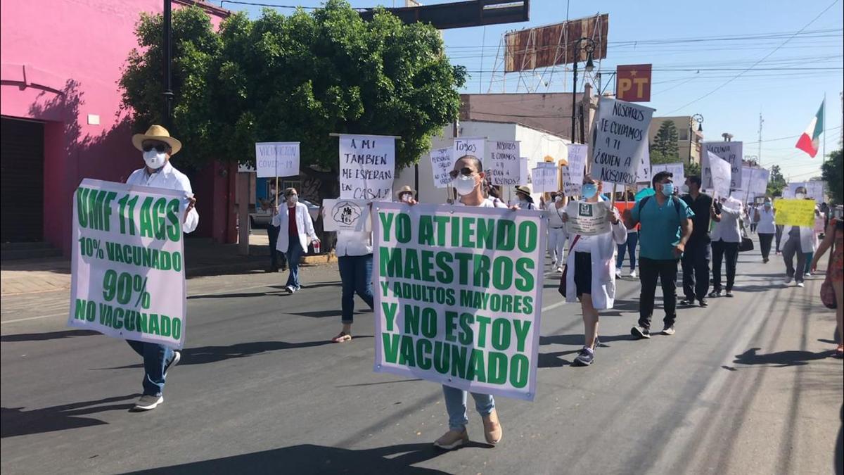Los trabajadores de la salud se manifestaron en la capital de Aguascalientes. (Especial)