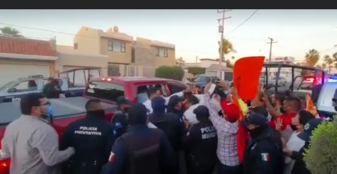 Entre golpe y empujones, se registró la candidata a la alcaldía de La Paz, por MC