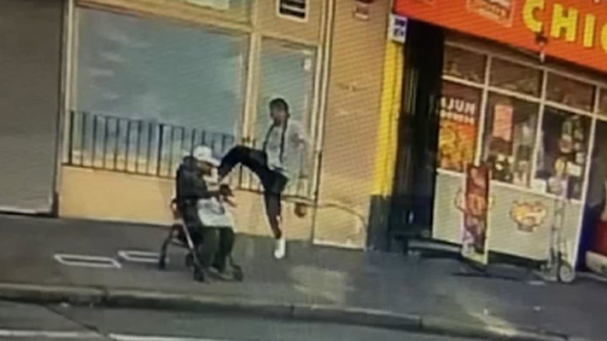 Un hombre de 84 años fue pateado brutalmente mientras esperaba el autobús en febrero de 2020. Imagen tomada del video