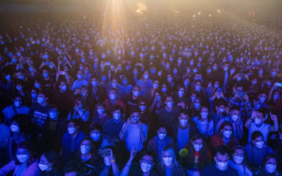 5000 personas con cubrebocas en el concierto de Love of Lesbian (AP)