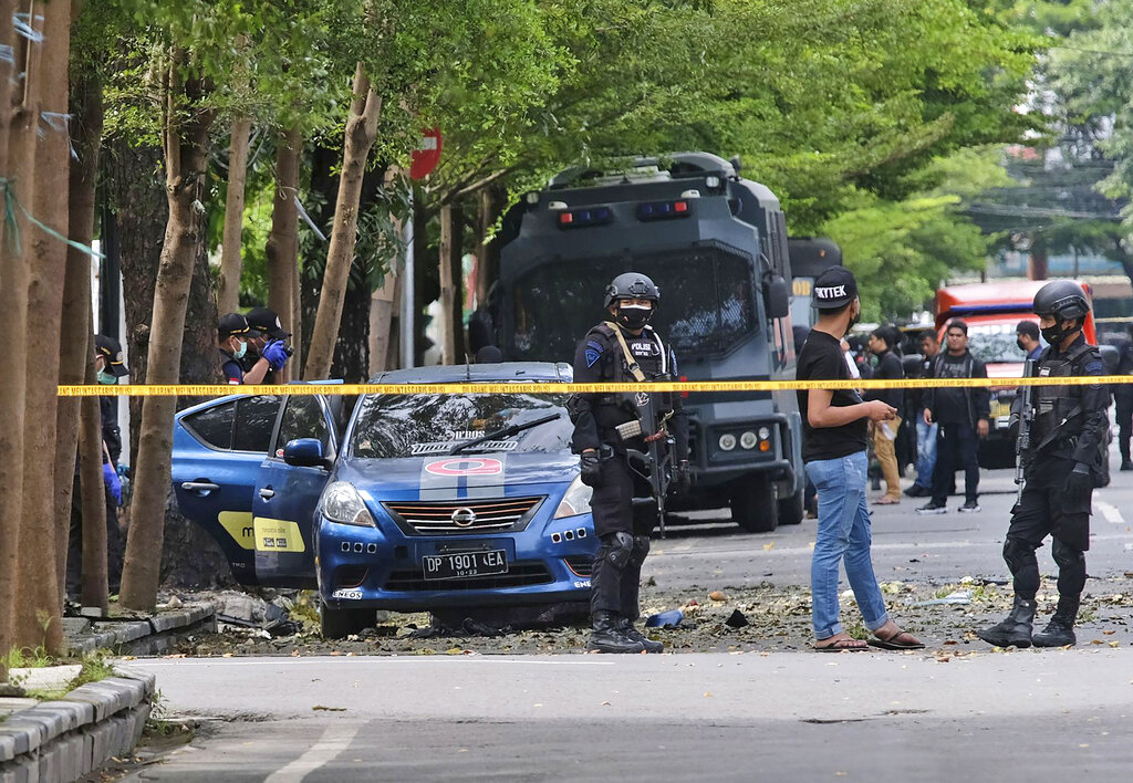 La policía en Indonesia aún investiga otros posibles involucrados en el ataque a la iglesia. | AP