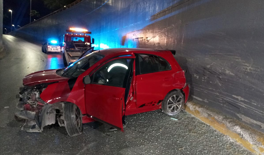 Tras el accidente, la persona que manejaba el vehículo se retiró del lugar. (Milenio Digital)