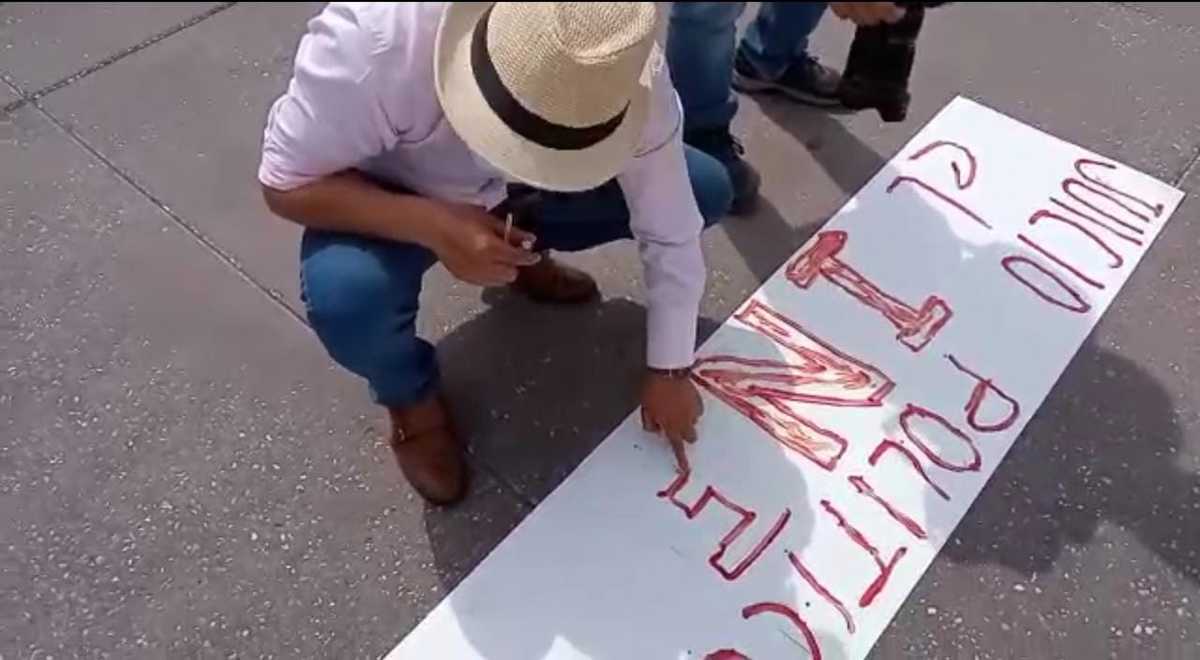 Al menos 10 aspirantes participaron en la protesta en Palacio Nacional. | Ramón Ramírez
