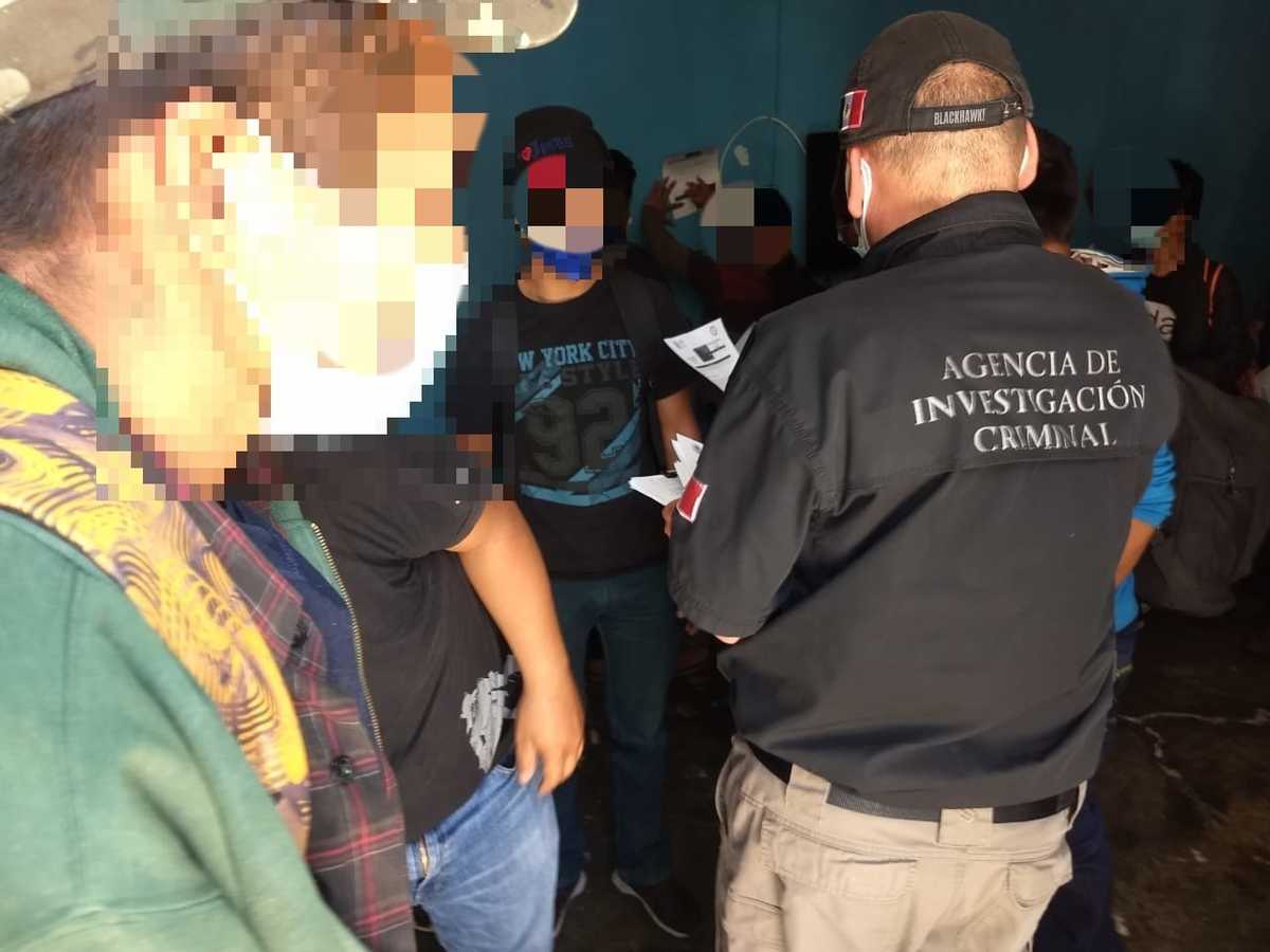 En el automóvil se encontraban cuatro personas menores de edad de origen guatemalteco.
