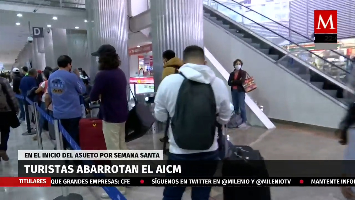 Con cubrebocas y sin 'Susana Distancia', saturan AICM por Semana Santa