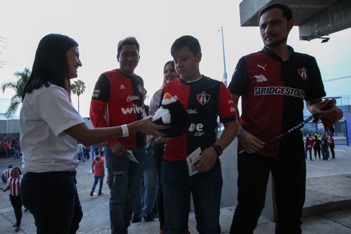 En una edición pasada se regalaron peluches a los niños (Imago7)