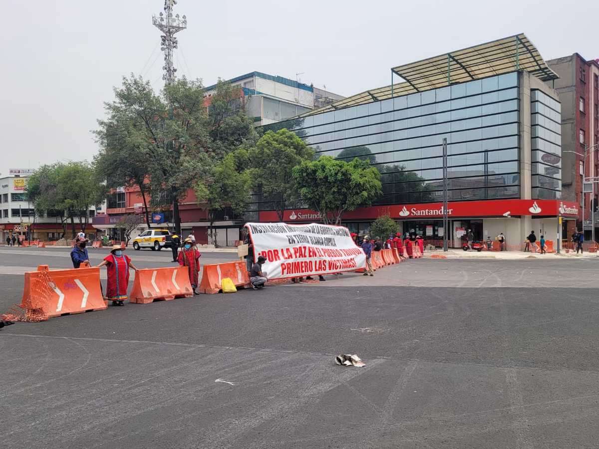Indígenas de Oaxaca se manifiestan en Avenida Chapultepec. (Ramón Ramíerez)