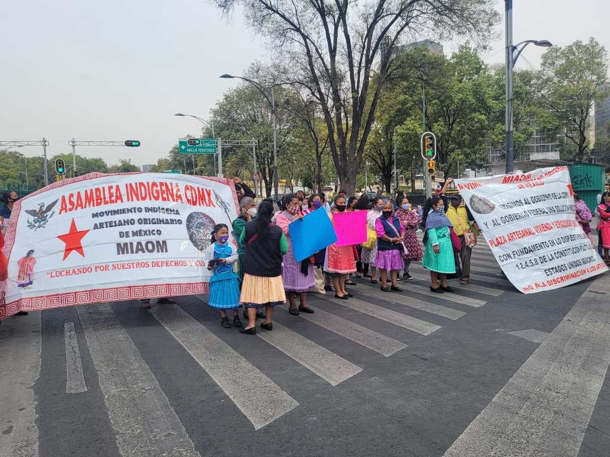 Integrantes del Movimiento Indígena Artesano Originario de México