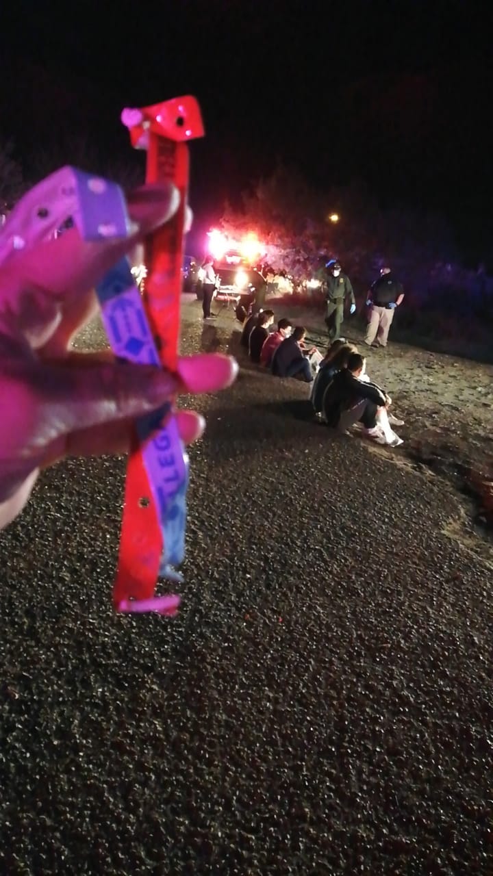 Los migrantes portan pulseras para ser identificados por los traficantes de personas.