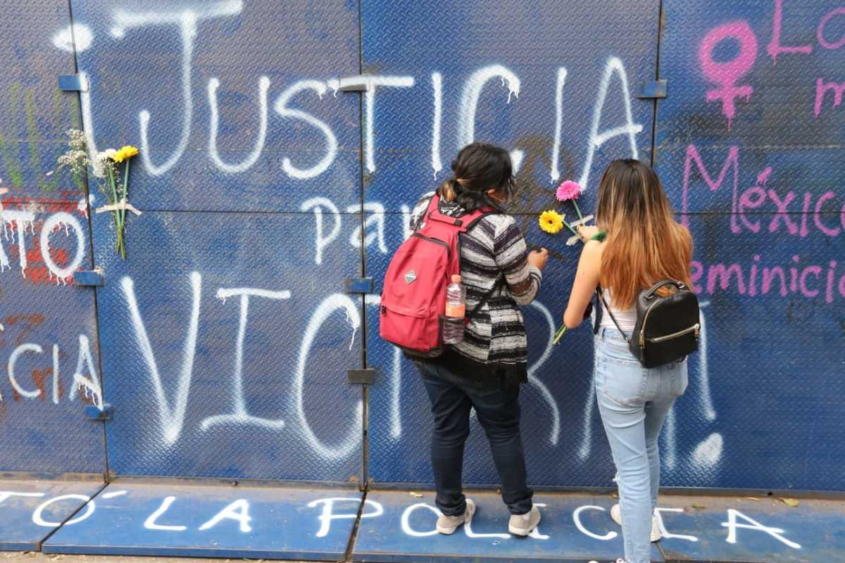 Mujeres colocan flores en las vallas del lugar | Javier Ríos
