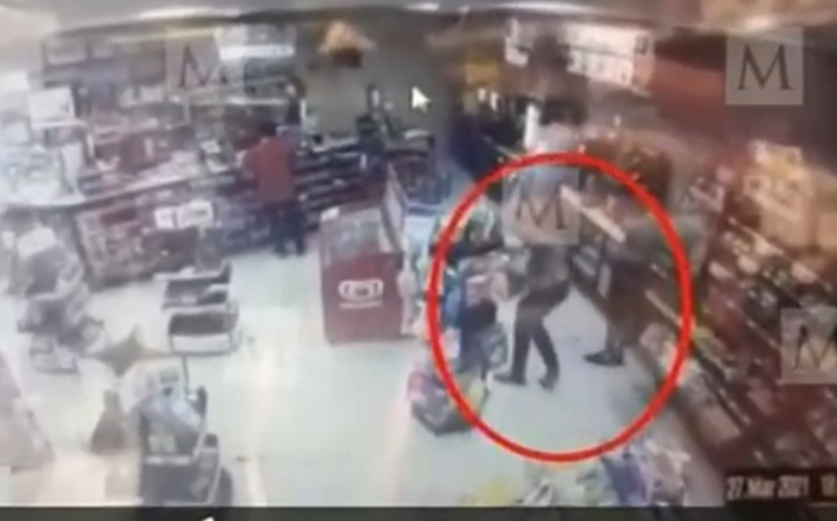 Victoria sólo agitó un garrafón al interior del Oxxo de Tulum. (Especial)