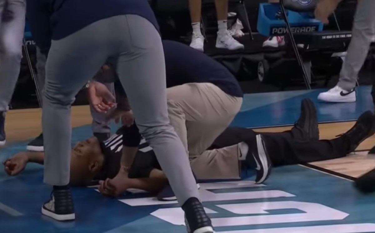 Árbitro se desmaya en pleno partido del la NCAA (Especial)