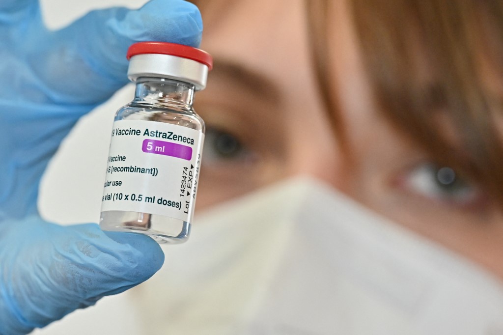 Una coagulación en la sangre ha provocado que la vacunación se detenga | AFP