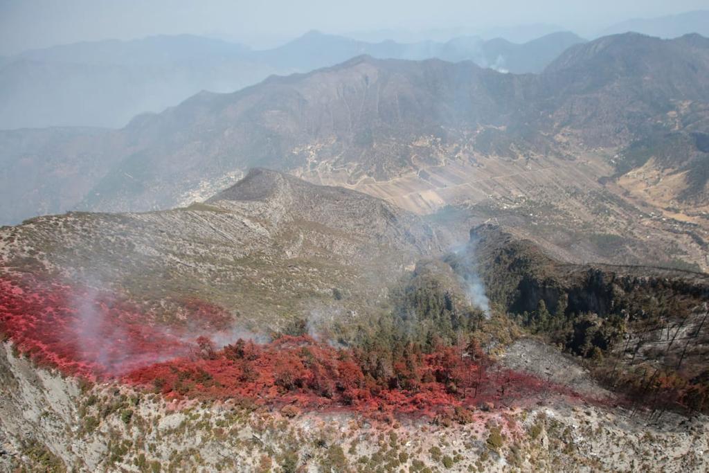 5 helicópteros se avocaron a la descarga de agua con retardante de fuego. (Especial)