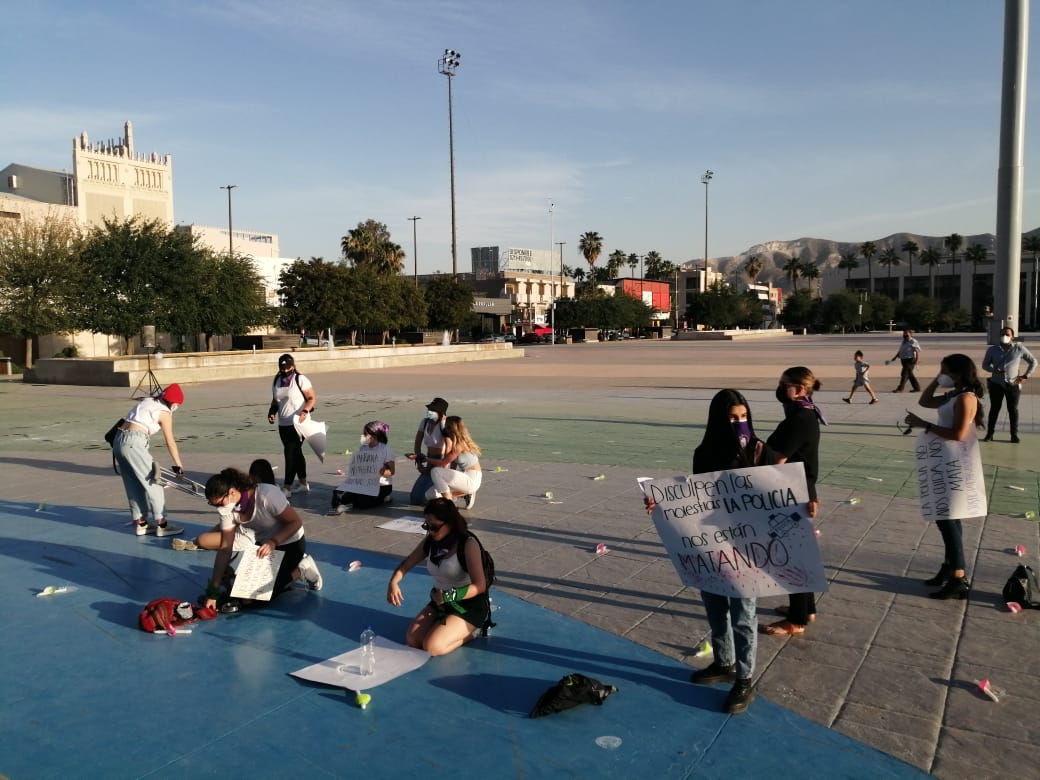 Mujeres del colectivo “No más Excusas”, se reunieron en la Plaza Mayor de Torreón. (Especial)