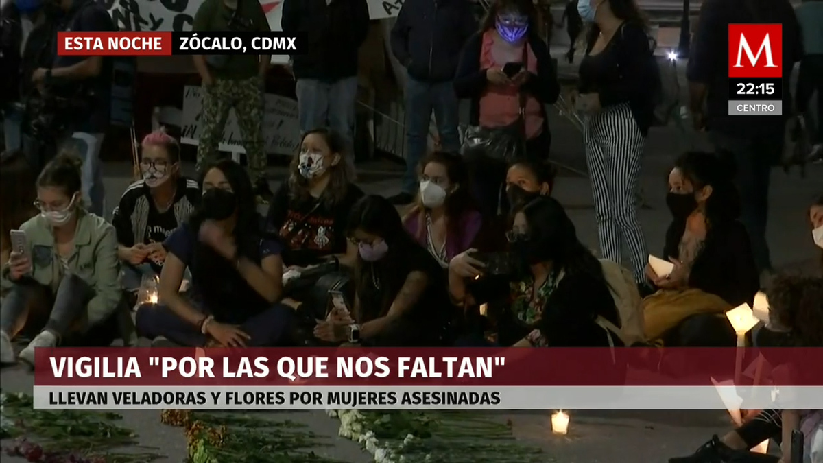 Con velas y flores, mujeres se reúnen en el Zócalo CdMx; exigen justicia a feminicidios