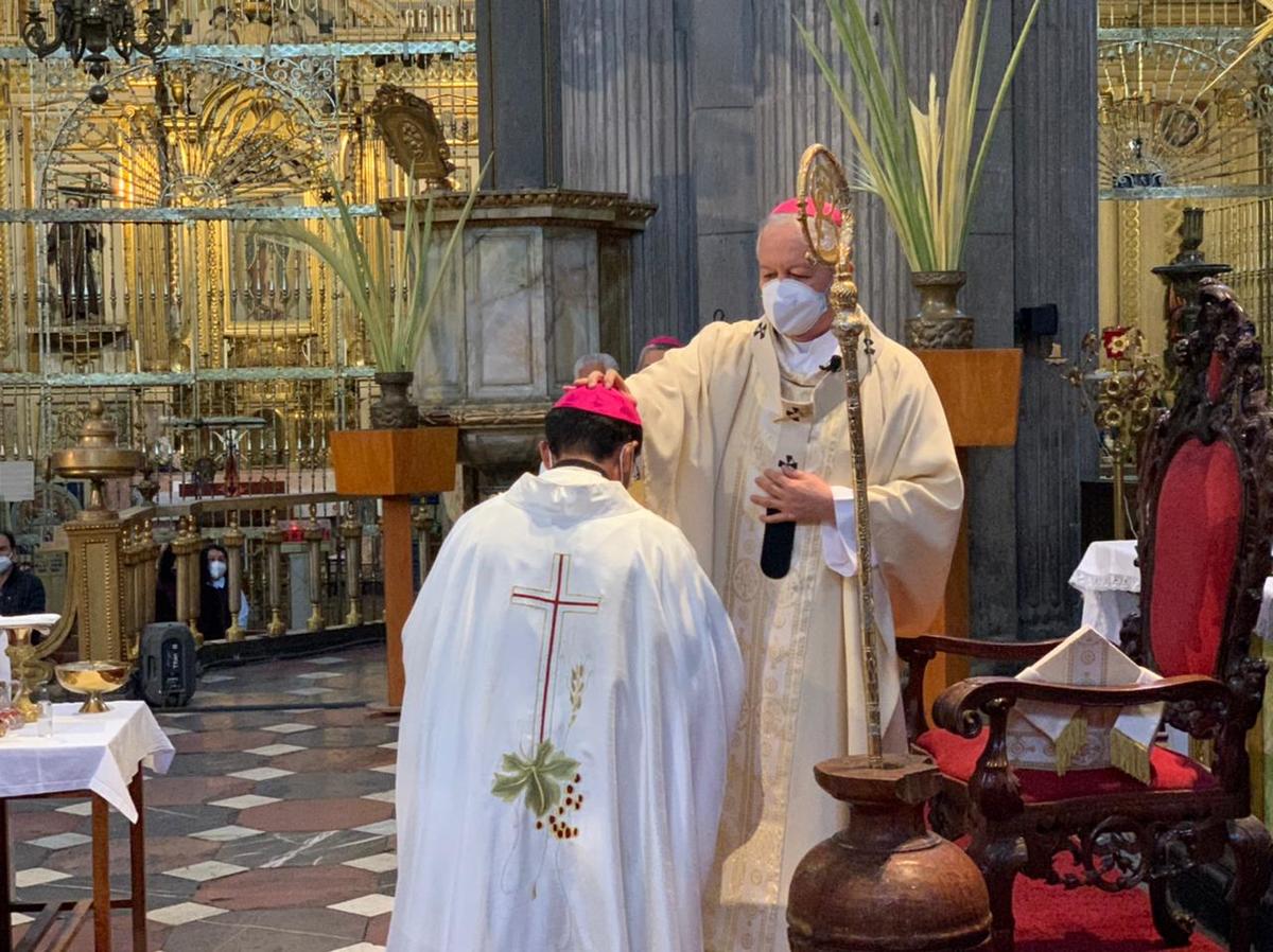 Víctor Sánchez Espinosa colocó el primer signo episcopal a Miguel Ángel Castro Muñoz. (Jaime Zambrano)