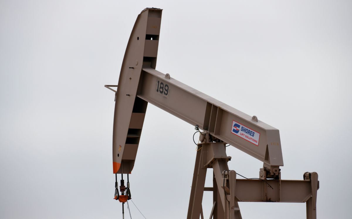 Balancín operando en el área de producción de petróleo y gas natural en Cuenca Pérmica cerca de Odessa, Texas, EU. Foto: (Reuters)