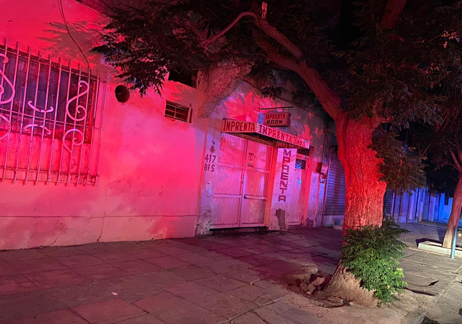 Debido a que no había nadie, los bomberos tuvieron que forzar la entrada. (Milenio Digital)
