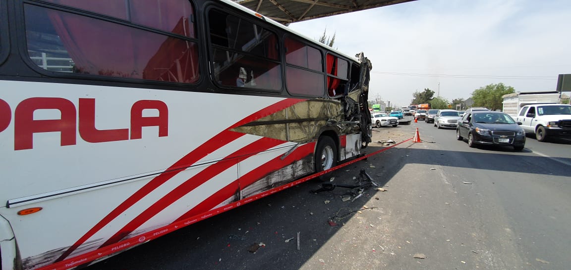 Camión de pasajeros y tractocamión chocan en Tlajomulco sobre carretera a Chapala (Juan Carlos Munguía)