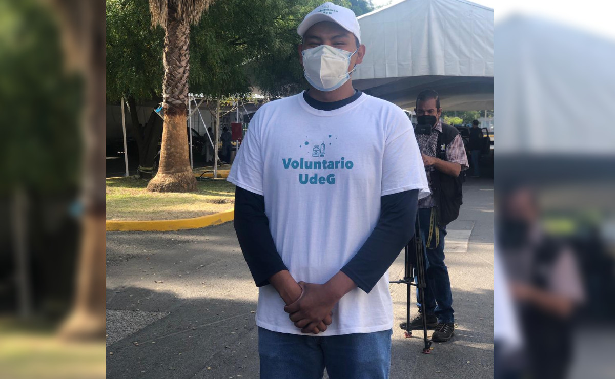 Carlos Orozco apoya en las labores de vacunación contra covid-19 (Rosario Álvarez)