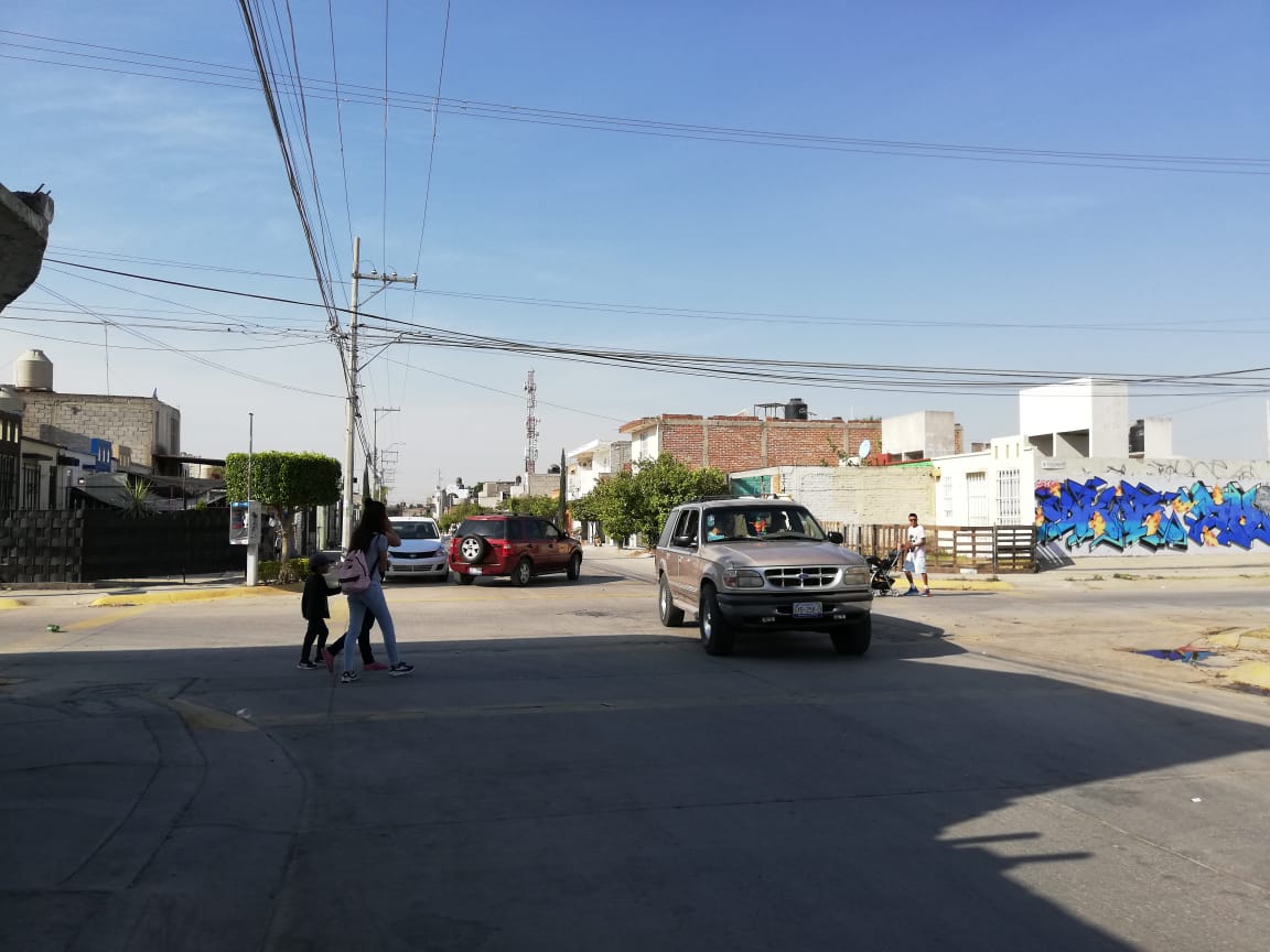 Falta de señales y topes provocan accidentes en Paseos del Molino. Foto: Dany Béjar.
