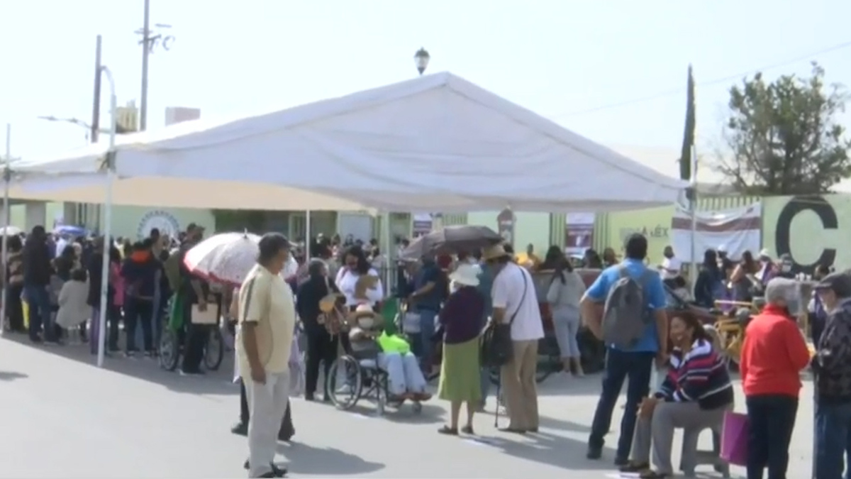 Largas filas de adultos mayores en Tultitlán; esperan ser vacunados contra el covid-19