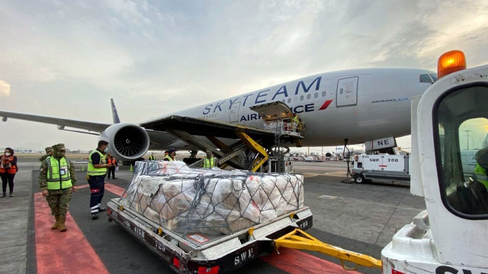 Llegaron a México embarques de vacuna Pfizer-BionTech y Sputnik V
