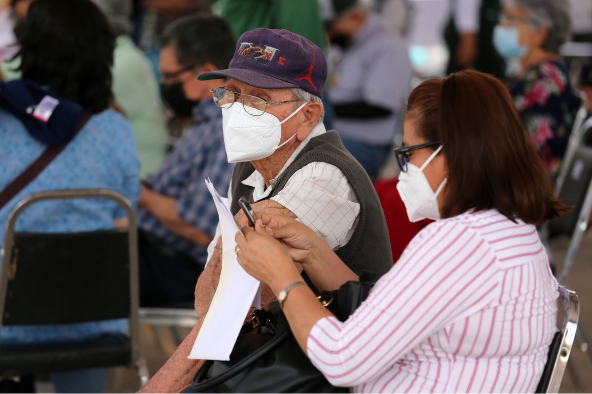 Ayer llegaron a México el resto de las vacunas para aplicar a 75 mil adultos mayores en Torreón. (Mauricio Román)