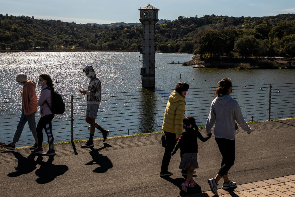 Personas visitan Lafayette, California, en febrero de 2021. Foto: Stephen Lam/Getty Images