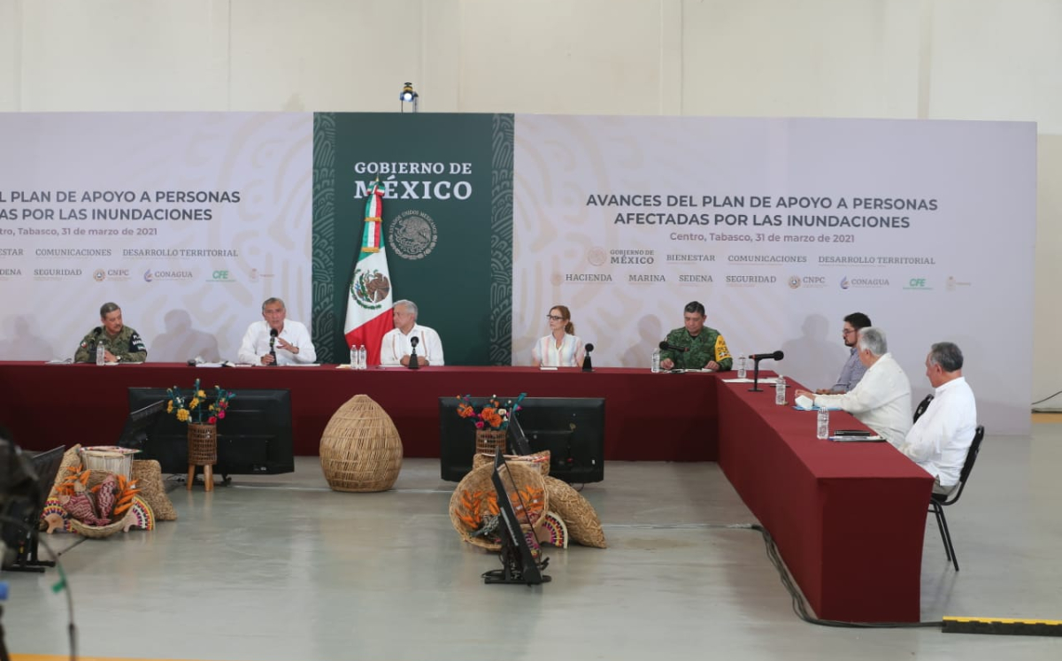 El Presidente y su gabinete durante el informe sobre los apoyos a damnificados. (Javier Ríos)