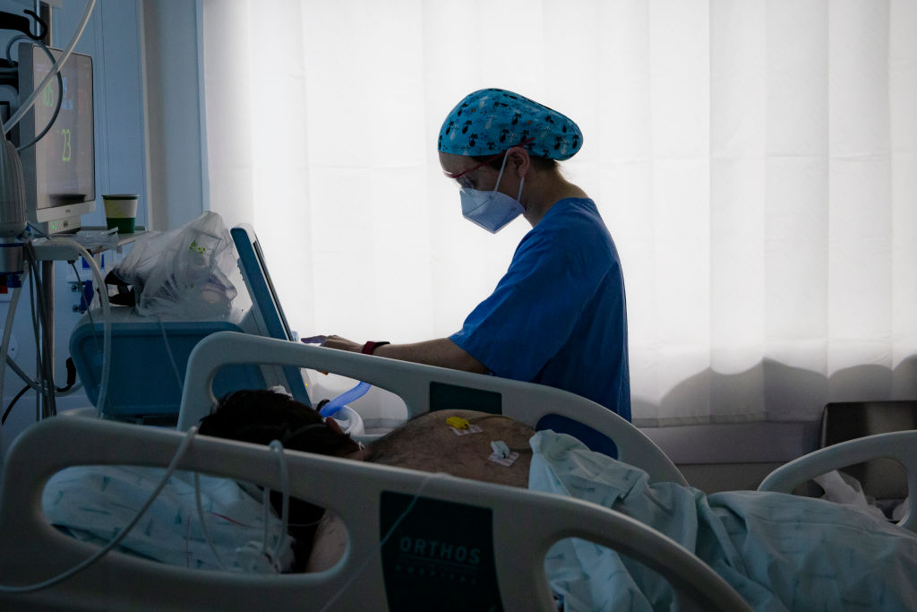 Trabajadora de la salud atiende a una persona con covid-19 en la UCI.  Foto: Getty Images