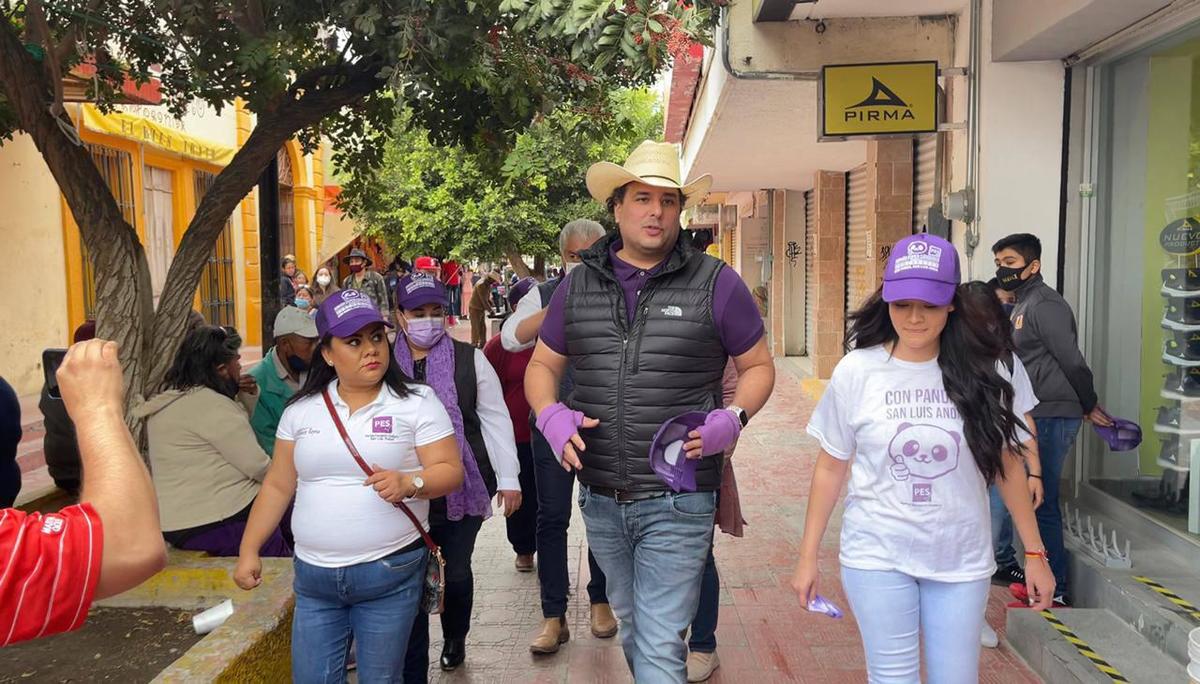 Adrián Esper Cárdenas en campaña.