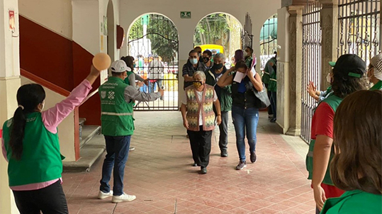 Entre aplausos y música pop, CdMx continúa vacunación anticovid de adultos mayores