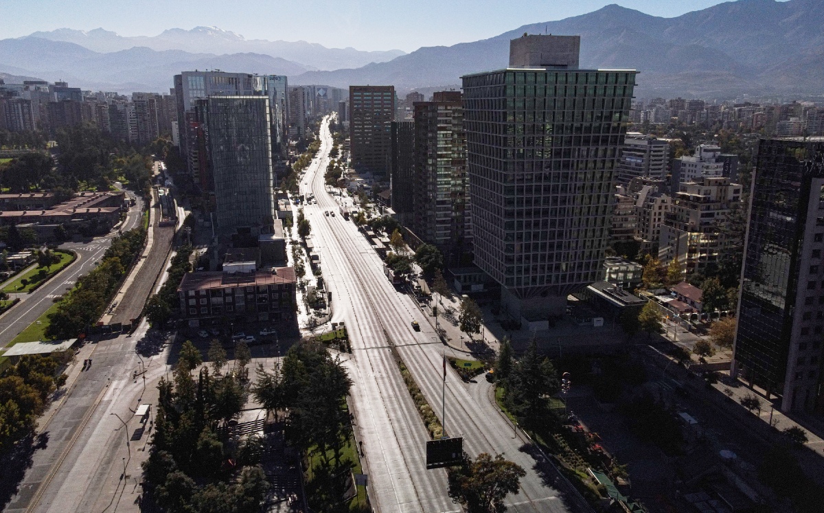 Una avenida con muy poco tránsito en Santiago de Chile debido al confinamiento para ayudar a contener los contagios. (AP)
