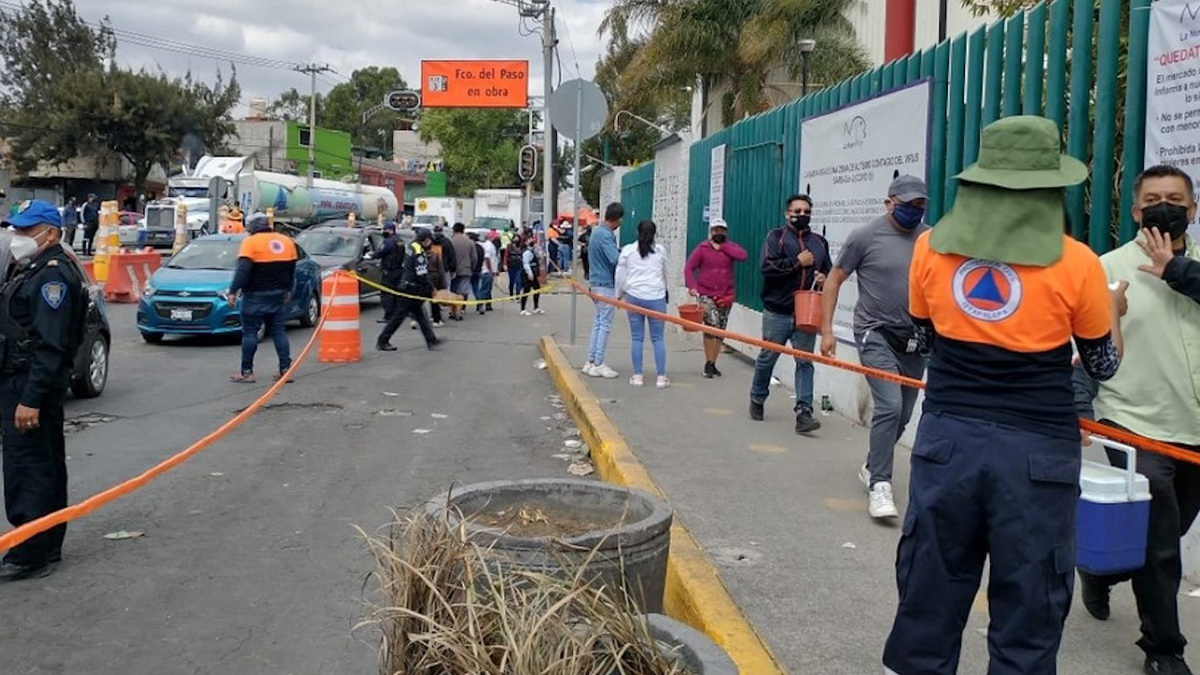 En CdMx, hacen largas filas para entrar al mercado La Nueva Viga por Semana Santa