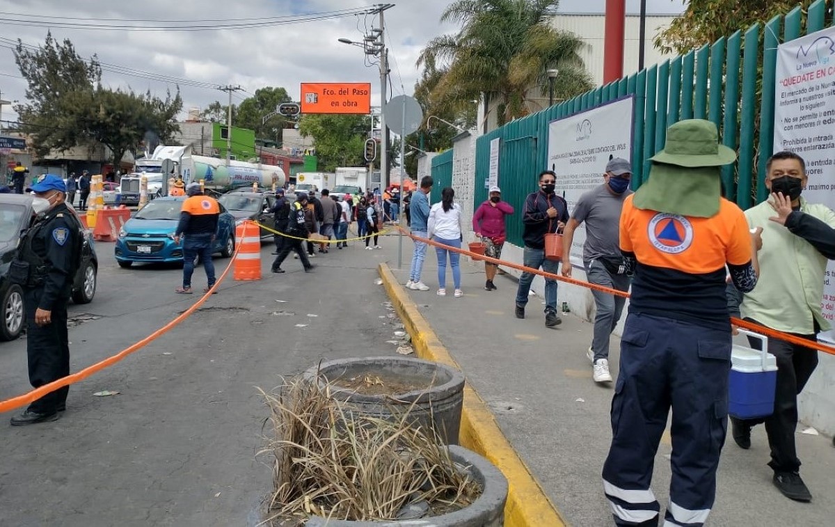 Cientos de capitalinos hacen fila para entrar al mercado La Nueva Viga. | Liset González