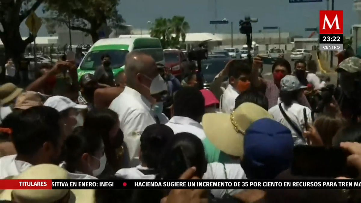 Damnificados bloquean aeropuerto de Villahermosa; confrontan a titular de Bienestar