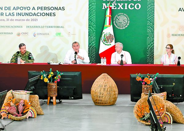 El gobernador Adán Augusto López y el Presidente (centro) en Villahermosa. Javier Ríos
