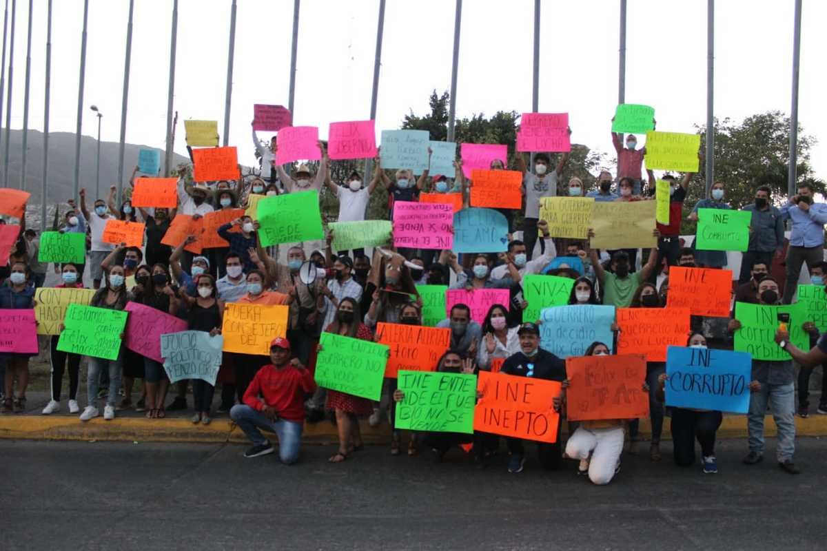 Las hijas del senador con licencia encabezaron la marcha.