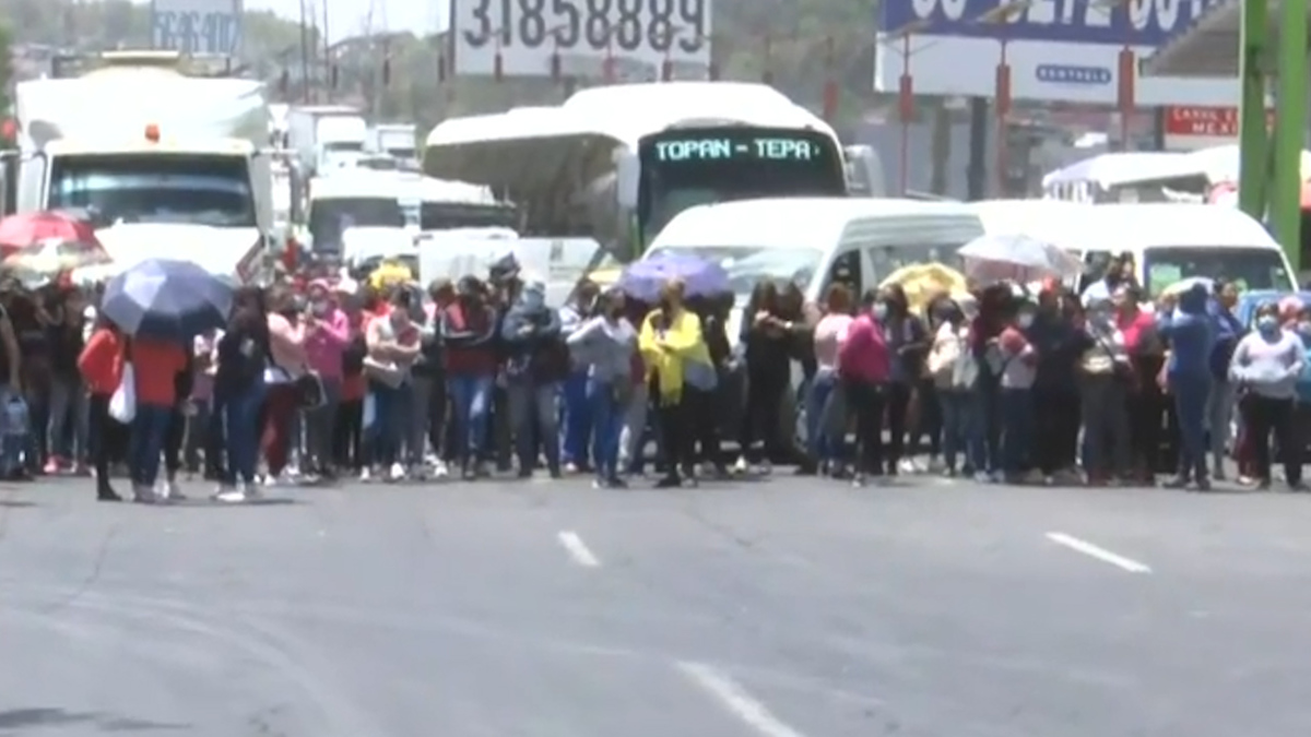 Manifestantes bloquean autopista México-Pachuca; reclaman pago de salario rosa