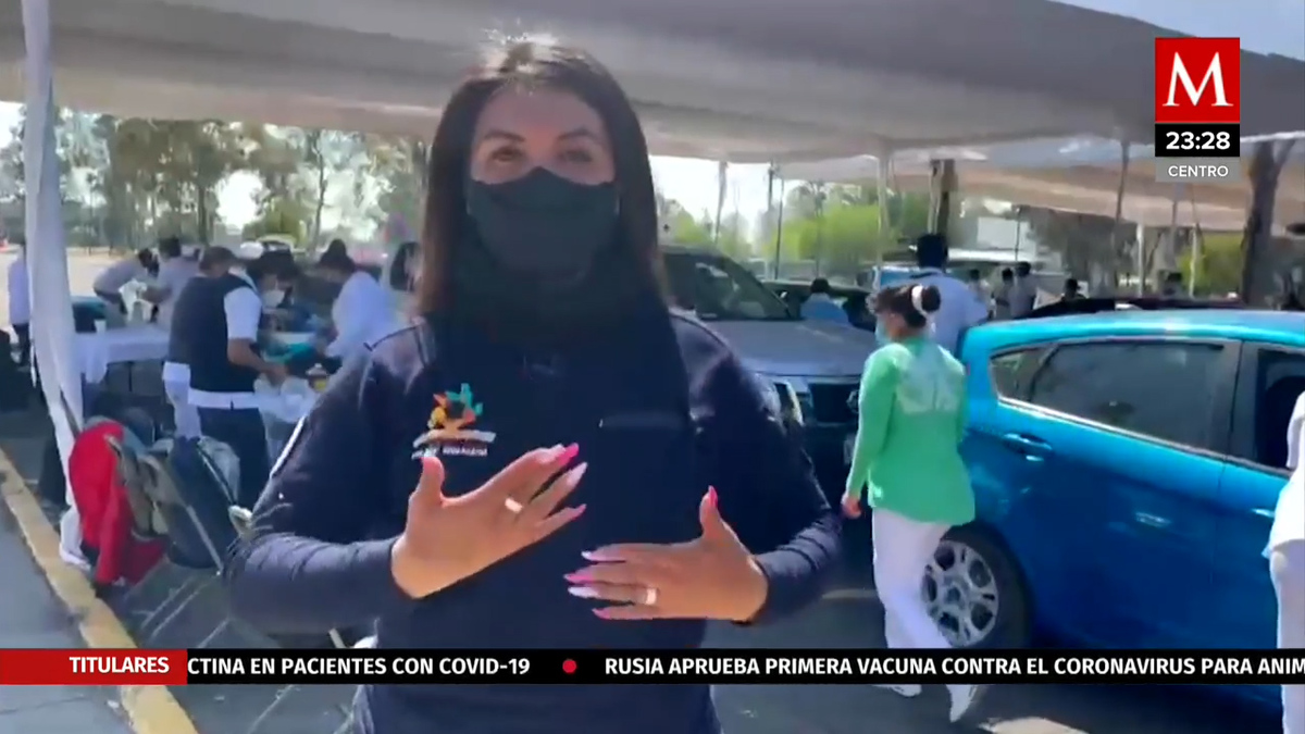 Mujer policía explica en lengua de señas a abuelita cómo la vacunarán