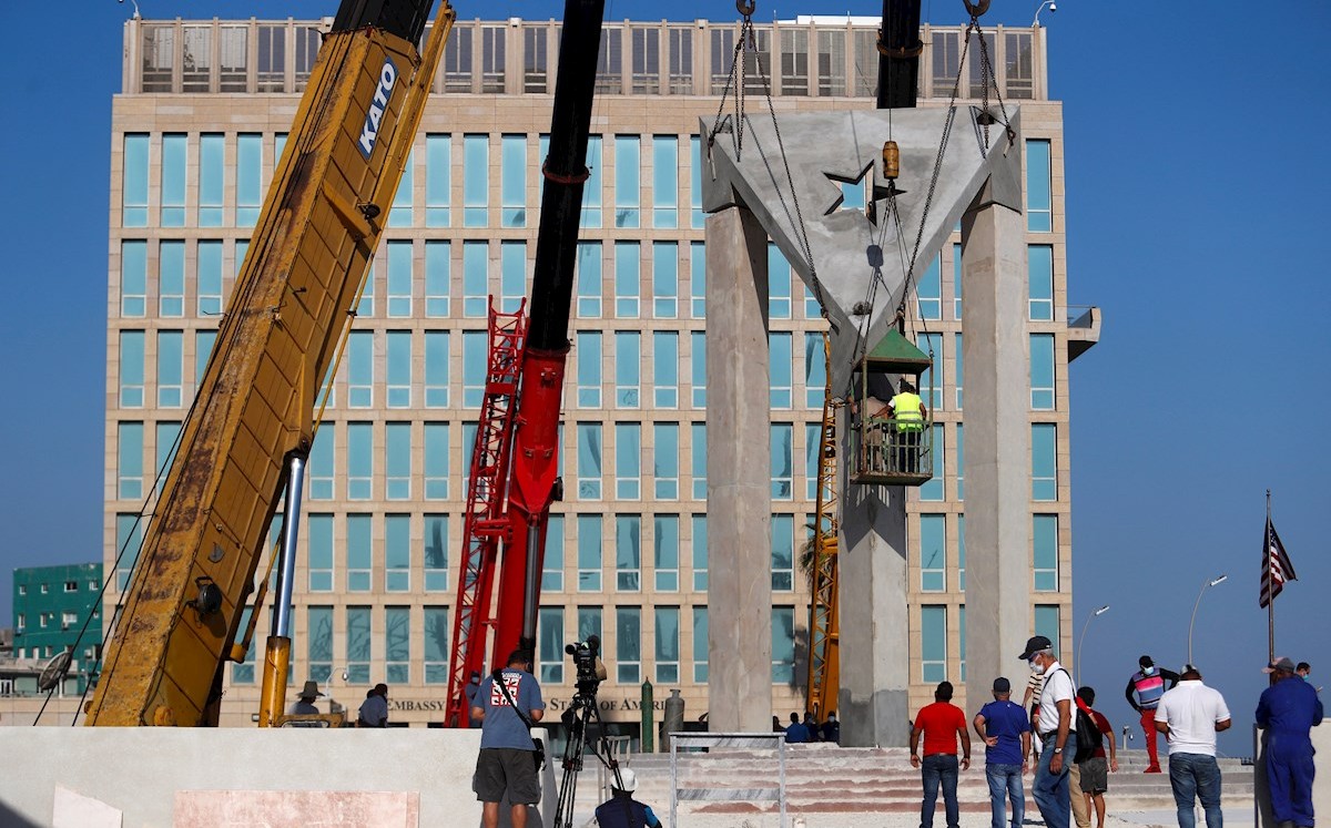 Pese a estar recién estrenado, el monumento de la bandera "de la estrella solitaria" presenta algunos desperfectos. | EFE