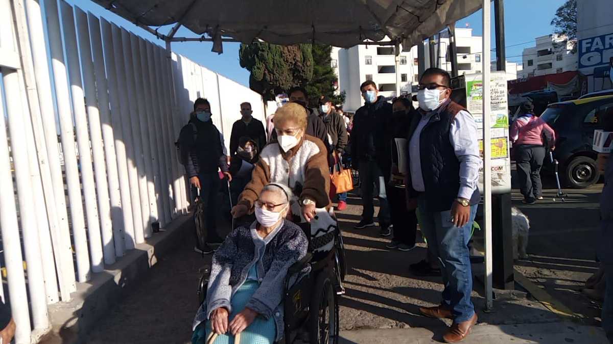 Vacunación a adultos mayores en Hospital General de Puebla. (Andrés Lobato)