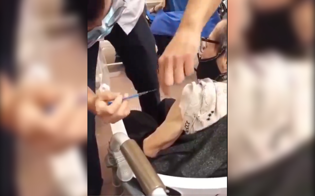 Un video compartido en redes sociales muestra al joven aplicando la jeringa vacía. (Especial)